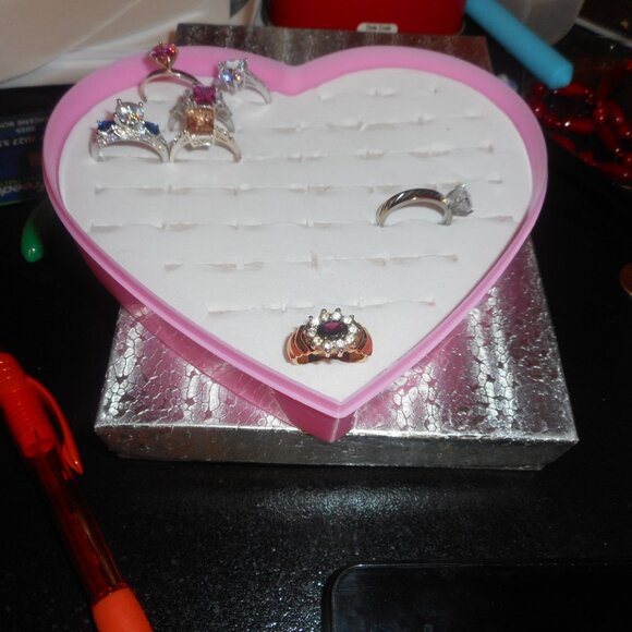 Large Red stone surrounded by a circle of white stones on gold metal - Picture 7 of 7